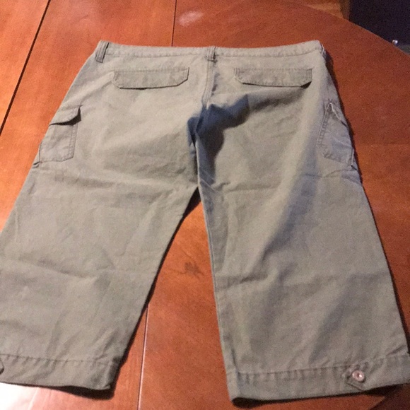 Woman’s/Juniors  l.e.i.  Green Khaki Capris - Picture 10 of 14